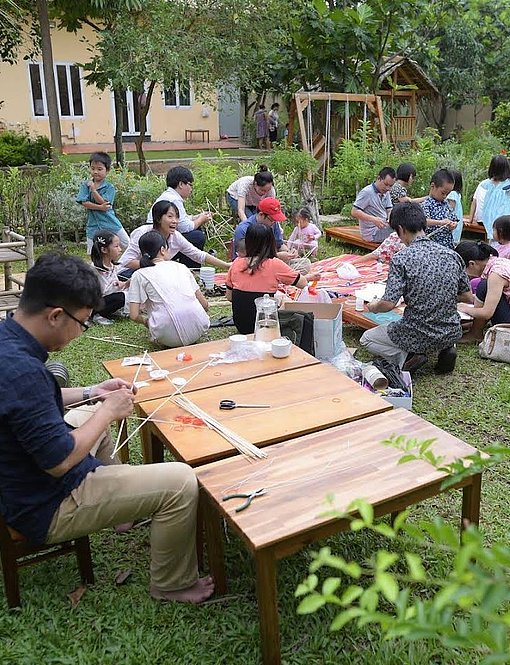 Sterne basteln in einem Kindergarten beim FSJ Vietnam.