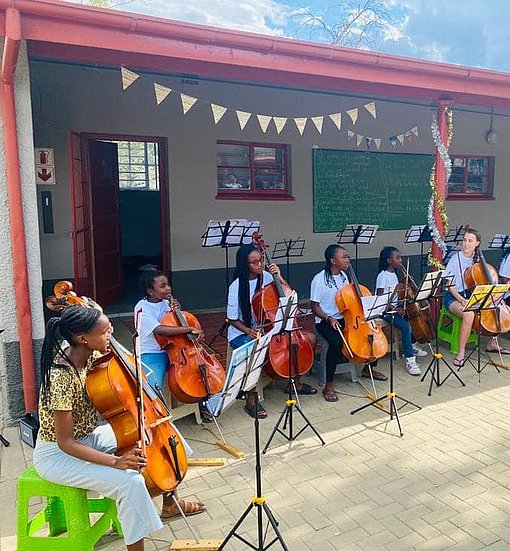 Schüler spielen in einem Orchster beim FSJ in Namibia.