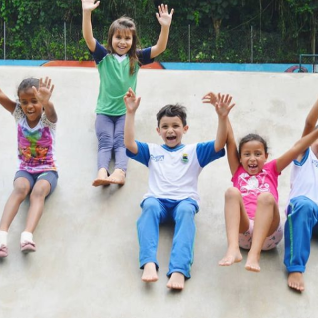 Kinder rutschen beim FSJ Pädagogik