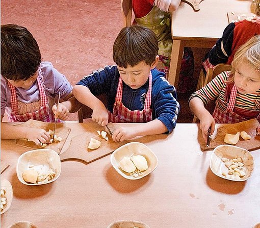 Kinder backen Plätzchen beim FSJ in den Niederlanden