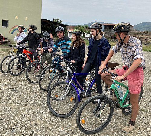 Freiwillige und Bewohner*innen fahren Fahrrad beim FSJ in Griechenland