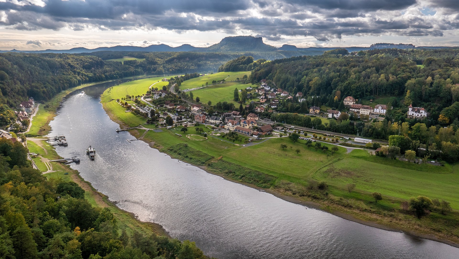 Grüne Wiesen, Wald und ein Dorf beim FSJ in Sachsen