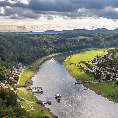Grüne Wiesen, Wald und ein Dorf beim FSJ in Sachsen