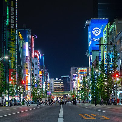 Straße in Asien bei Nacht 