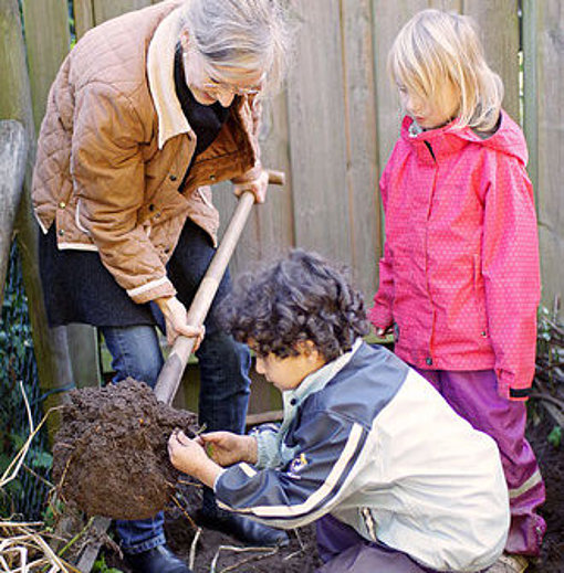 Kinder machen Gartenarbeit im Kindergarten beim FSJ in Niedersachsen