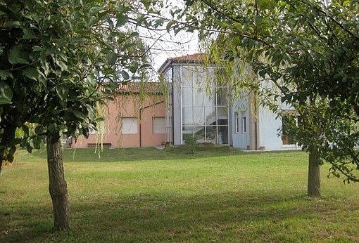 Einrichtung zwischen Bäumen beim FSJ in Italien