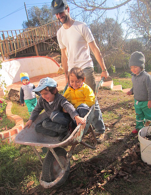Im Garten spielen im FSJ Kindergarten