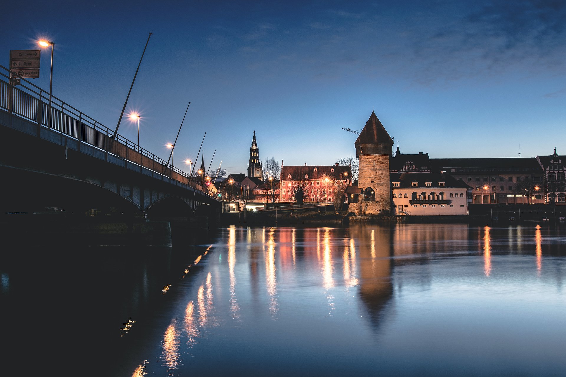 Brücke und Häuserreihe hinter einem Fluss beim FSJ in Konstanz