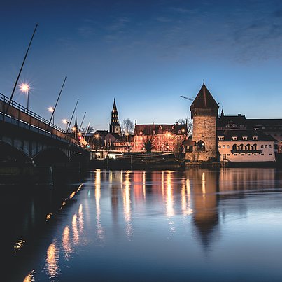Brücke und Häuserreihe hinter einem Fluss beim FSJ in Konstanz