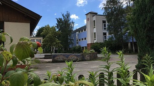 Schulhof und Schulgebäude beim FSJ in Bielefeld