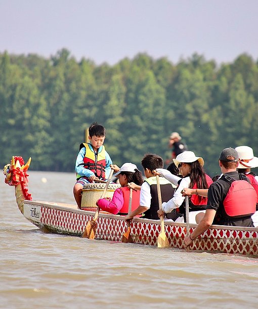 Kinder rudern beim FSJ China.