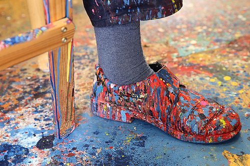 Bunter Schuh in der Kunstwerkstatt beim FSJ Sozialtherapie