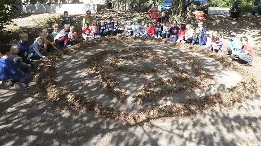 Spirale aus Blättern beim FSJ in Detmold
