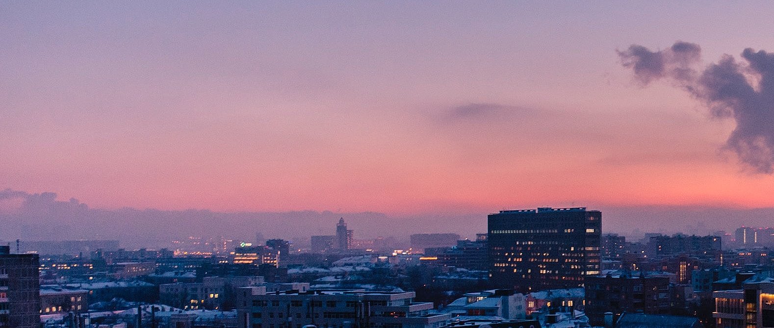Sonnenuntergang über einer Stadt beim FSJ in Russland