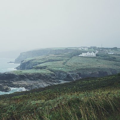 Meer, Klippen und kleines Haus in der Ferne beim FSJ in England.