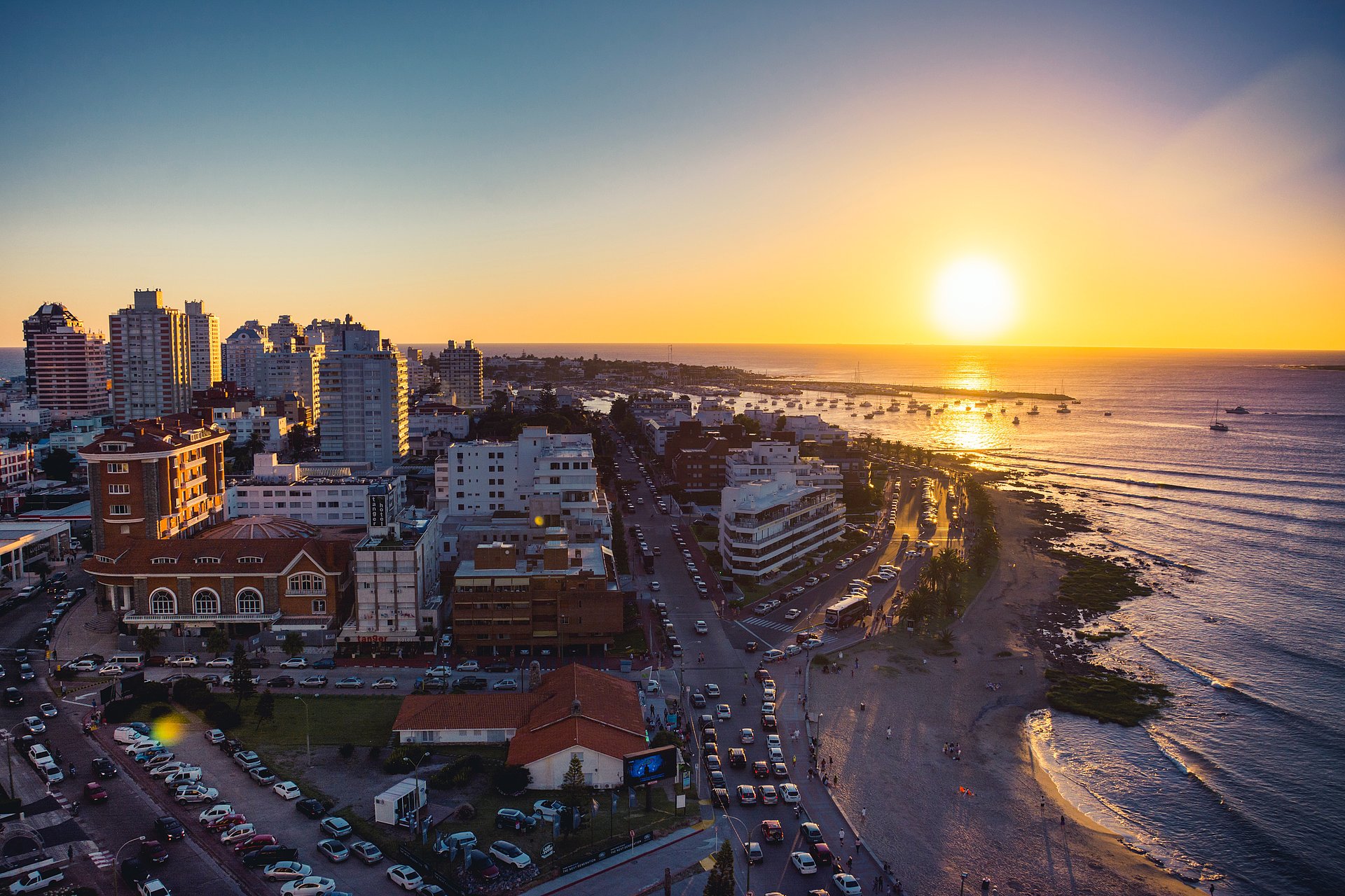 Sonnenuntergang über Stadt und Meer beim FSJ in Uruguay