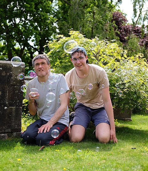 Im Garten mit Seifenblasen beim FSJ in Schottland
