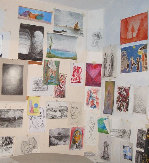 Bilder an der Wand einer Schule beim FSJ in Georgien