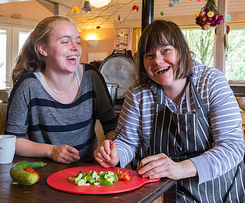 Kochen und gemeinsam lachen beim FSJ Sozialtherapie
