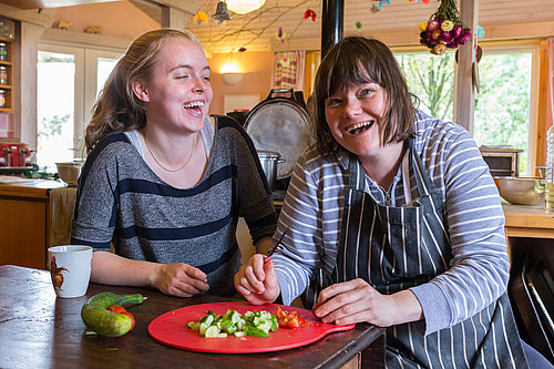 Kochen und gemeinsam lachen beim FSJ Sozialtherapie
