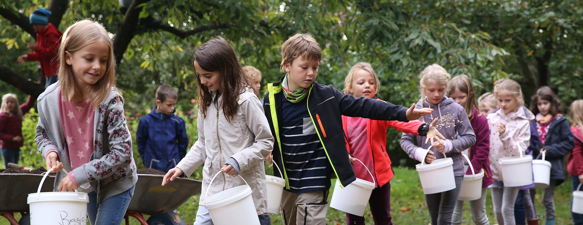 Kinder sähen Samen auf dem Feld im FSJ in der Schule