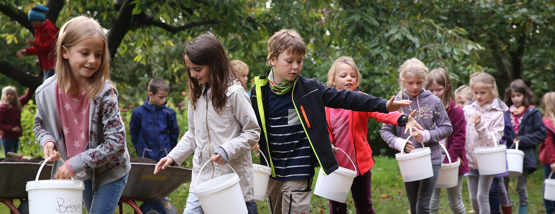 Kinder sähen Samen auf dem Feld im FSJ in der Schule