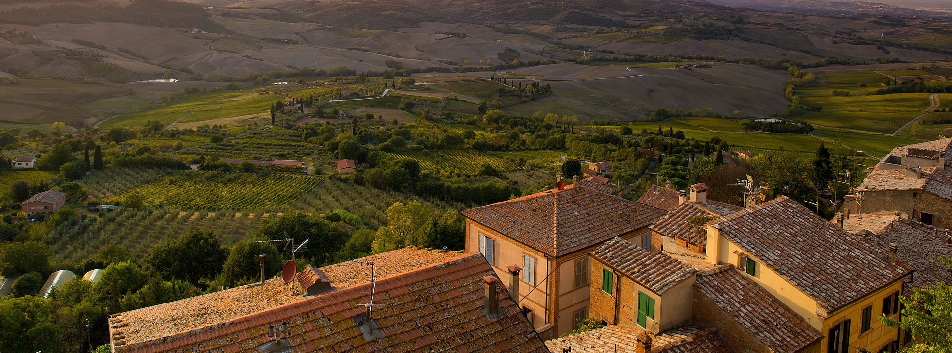 Sonnenuntergang über Häusern beim FSJ in Italien