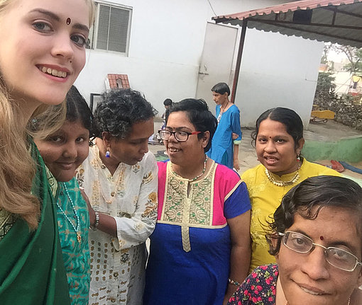 Gruppenselfie im Sari beim FSJ Sozialtherapie