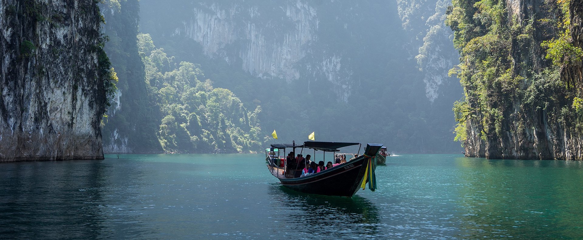 Boot zwischen Felsen beim FSJ Thailand.