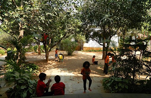 Kinder spielen im Garten einer Einrichtung beim FSJ in Indien