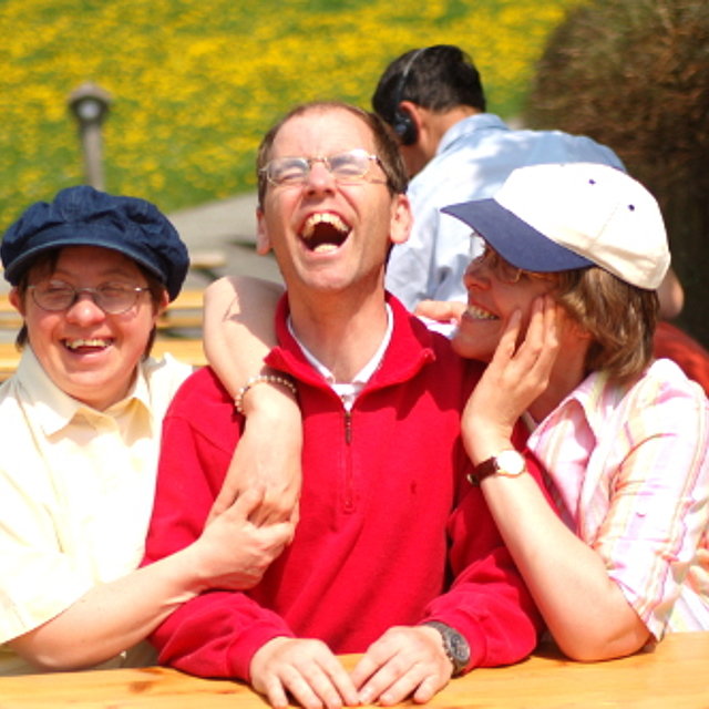 Menschen lachen gemeinsam beim FSJ Sozialtherapie