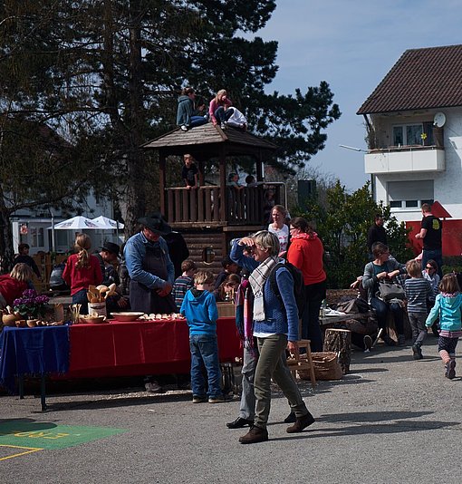 Schüler*innen und Eltern auf dem Schulhof beim FSJ in Konstanz
