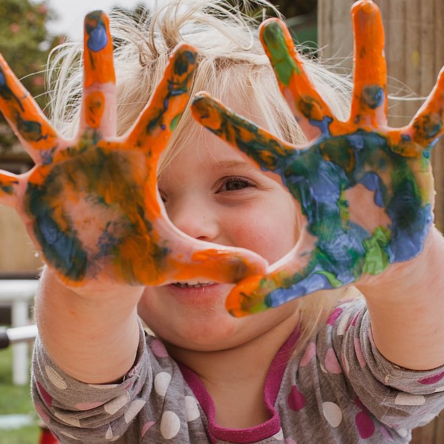 Kind mit farbigen Händen im FSJ Kindergarten