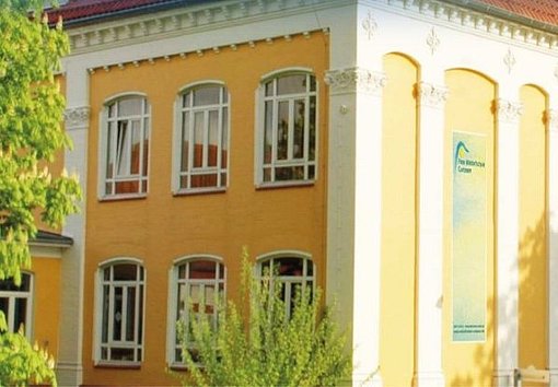 Schule mit gelber Fassade beim FSJ in Cuxhafen