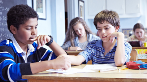 Kinder machen Aufgaben beim FSj im Kindergarten Montreal.