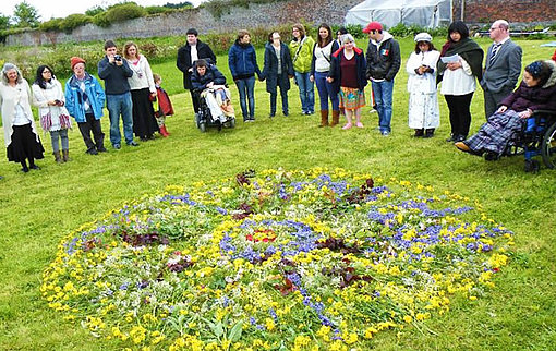 Blumenwiese und Menschengruppe beim FSJ Irland