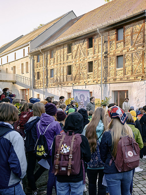 Menschengruppe und Fachwerkhäuser beim FSJ in Thüringen