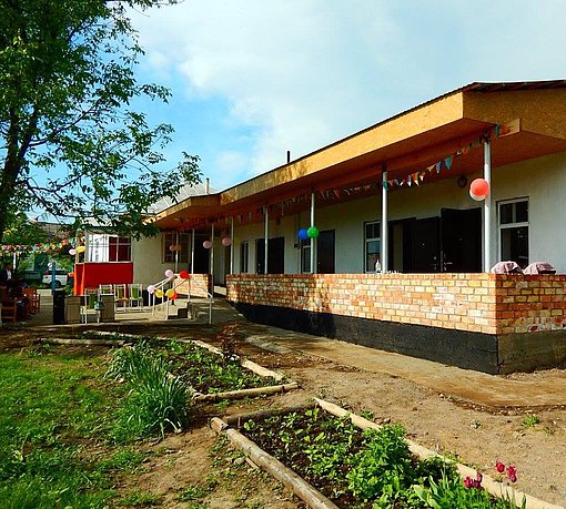 Haus mit Terasse beim FSJ in Kirgisistan.