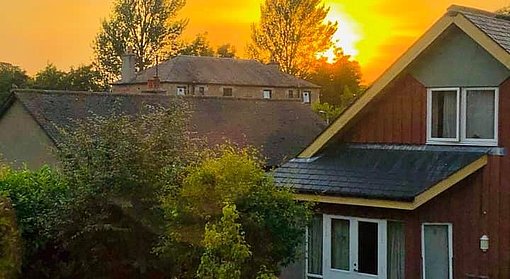 Rotes Haus und Sonnenuntergang des Camphills "Tigh a Chomain" beim FSj in Schottland