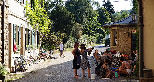 Zwei Mädchen stehen barfuß in einer kleinen Straße bei ihrem FSJ