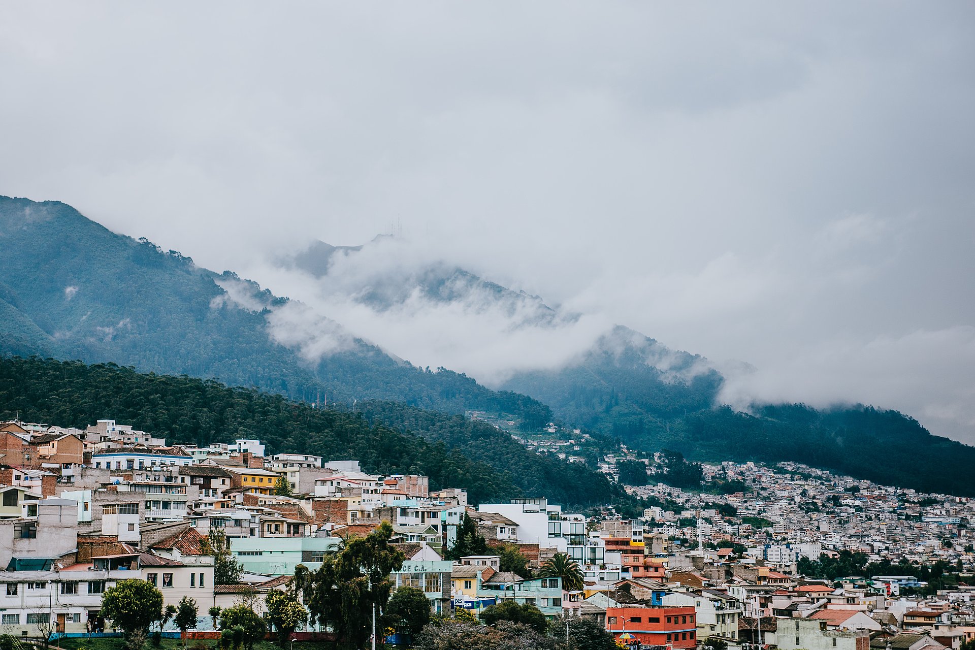 Stadt beim FSJ in Ecuador mit Bergen und Nebelschwaden