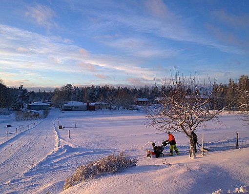 Person arbeitet im Schnee im Camphill beim FSJ in Finnland.
