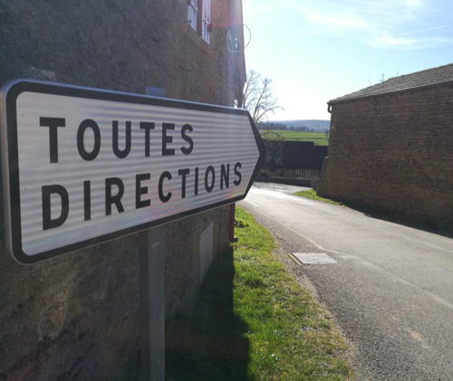 Straßenschild toutes directions im FSJ Frankreich
