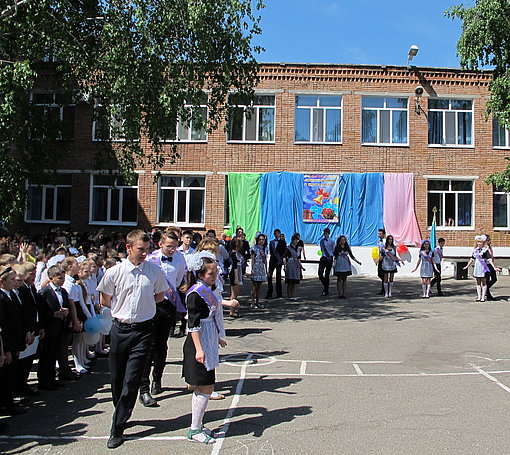 Schüler bei Feier an einer Schule beim FSJ in Kasachstan.