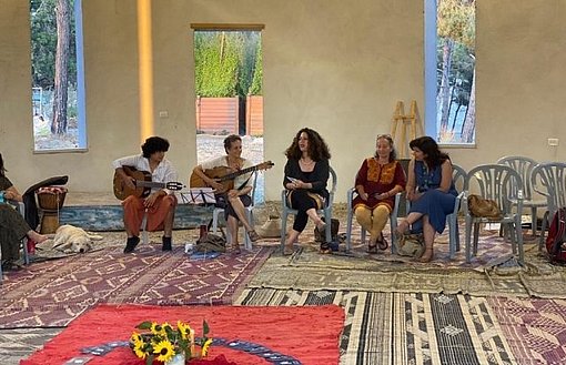 Menschengruppe musiziert zusammen bei ihrem FSJ im "Sha'ar laAdam – Bab l'il Insan" in Israel. 