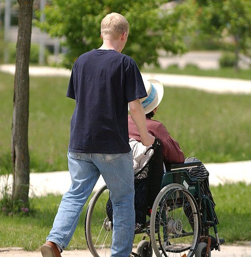 Spaziergang im Rollstuhl im FSJ Altenpflege.