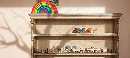 Regal mit Spielzeug und einem Regenbogen beim FSJ in Hagen