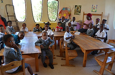 Kinder im Klassenzimmer im FSJ Schule