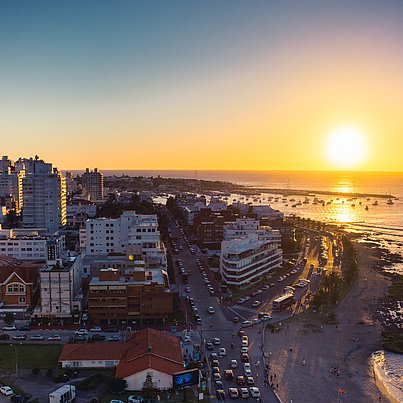 Sonnenuntergang über Stadt und Meer beim FSJ in Uruguay