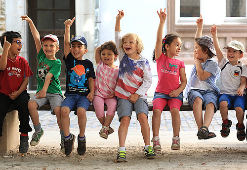 Freiwilliges Soziales Jahr FSJ Kindergarten Kinder strecken Arme hoch